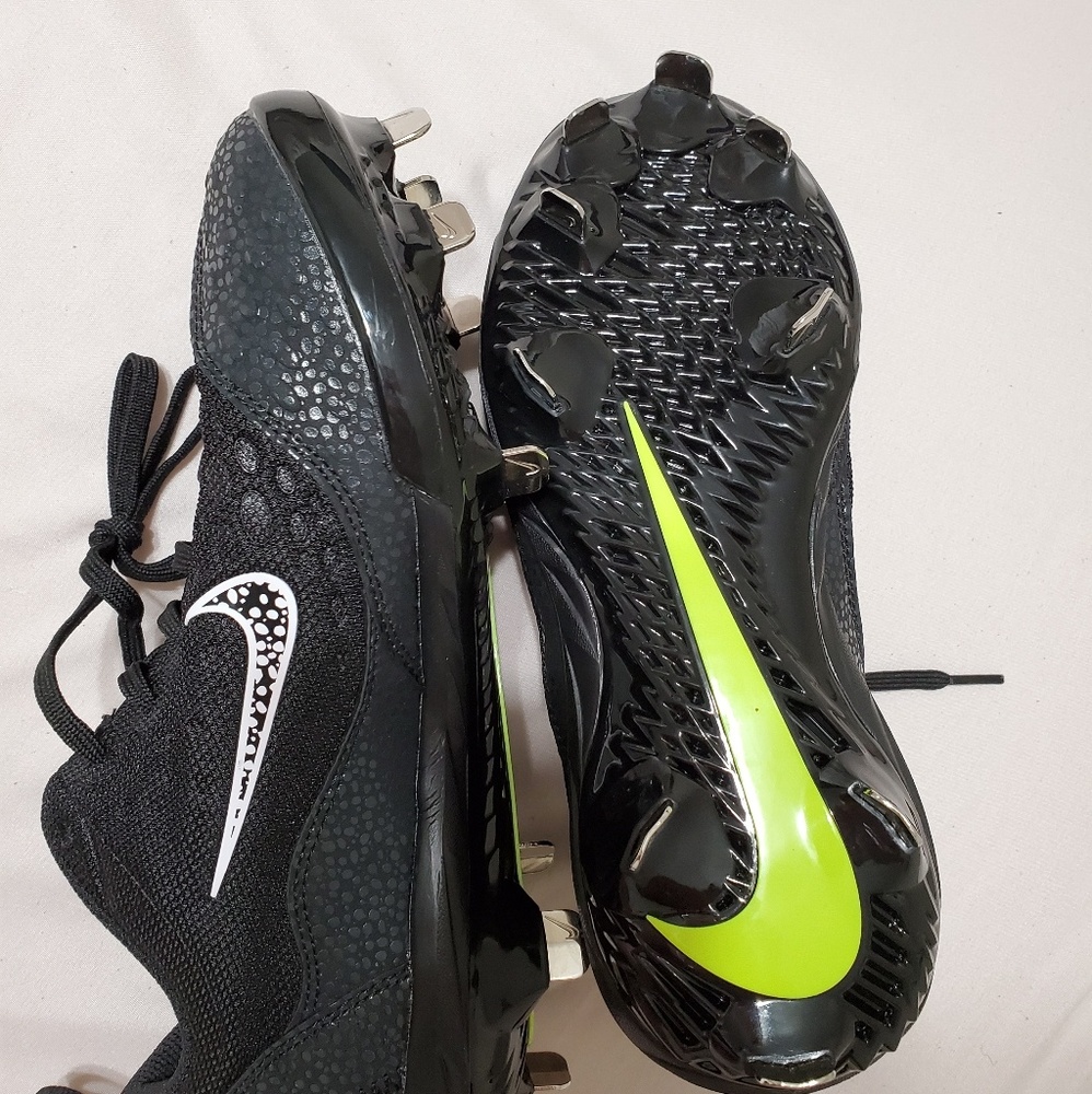 Nike - Picture 2 of 4